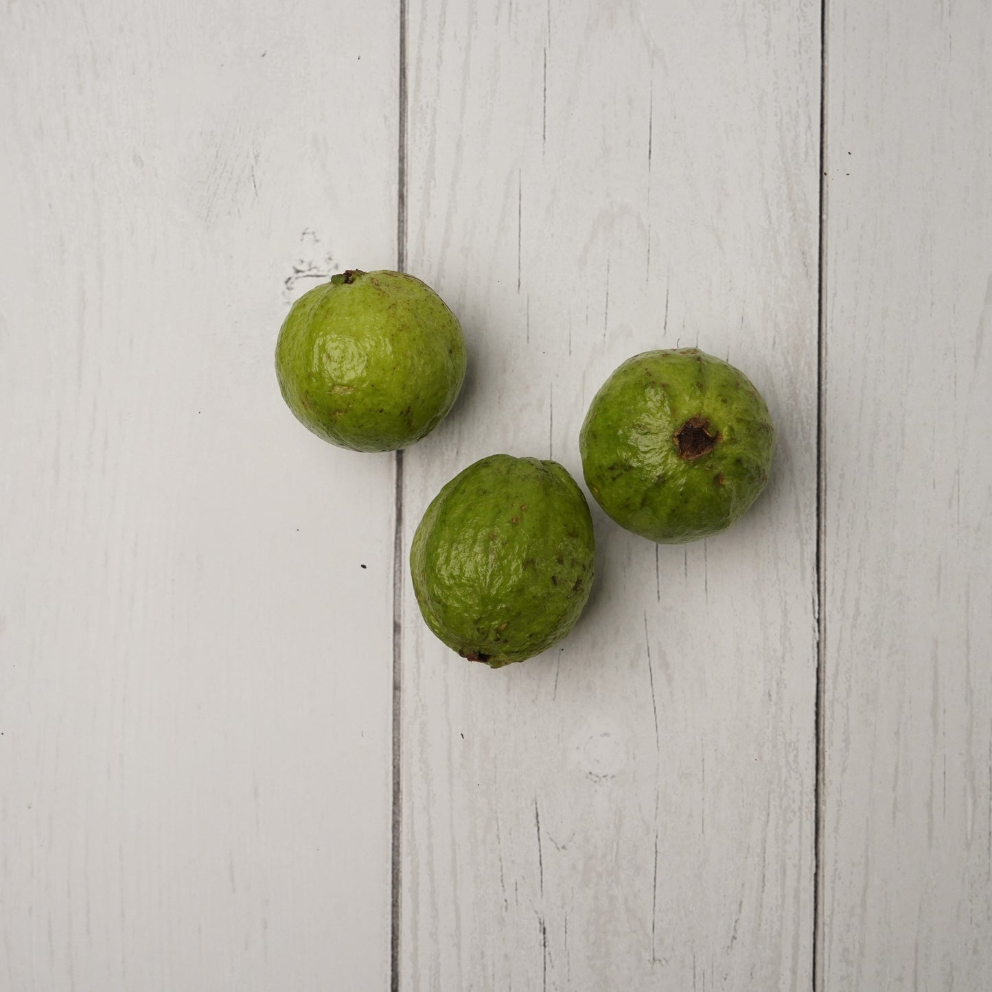 Guava / Peru - 100 % Natural & Farm Fresh Seasonal Fruits